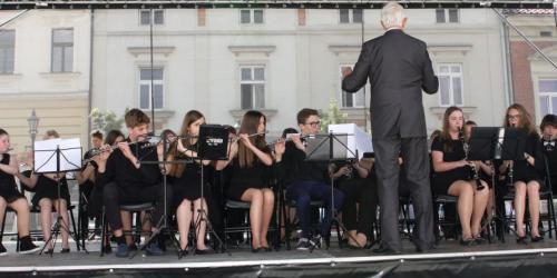 Koncert orkiestr dętych na wielickim Rynku 