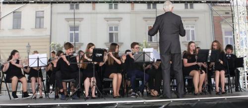 Koncert orkiestr dętych na wielickim Rynku 